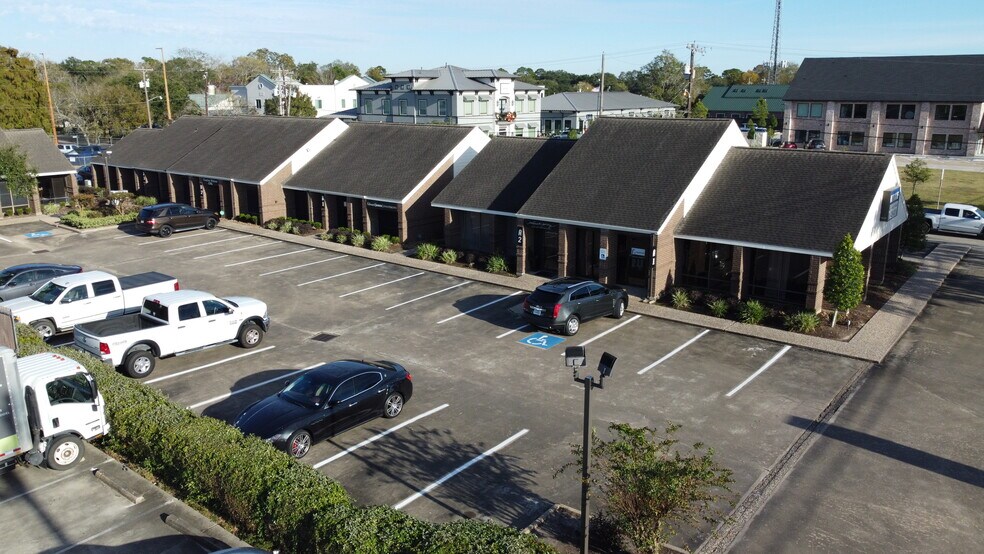 More Photos Of 307 S Friendswood Dr, Friendswood Unknown For Lease