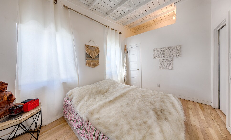 More Photos Of 417-421 Rose Ave, Venice Storefront Retail Residential For Sale