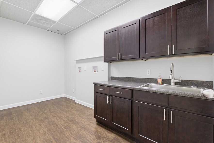 More Photos Of 104-176 Cude Ln, Madison Medical For Lease