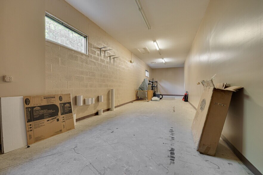 More Photos Of 110 Pine Ave, Oldsmar General Retail For Sale