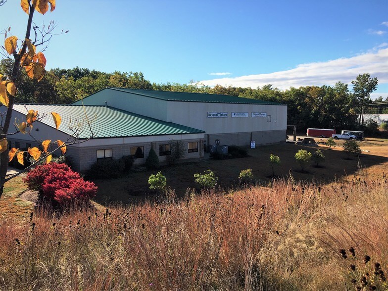 More Photos Of 4 Center St, Merrimack Service For Lease