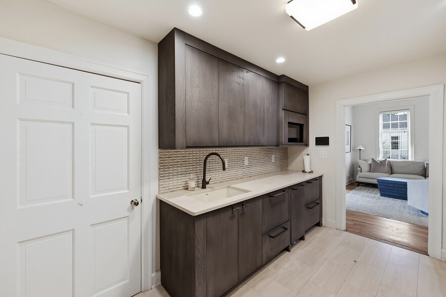 More Photos Of 131 Kentucky Ave, Lexington Freestanding For Sale