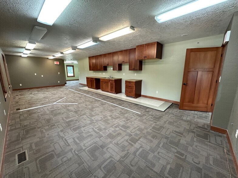 More Photos Of 820 W Summit St, Winterset Medical For Sale