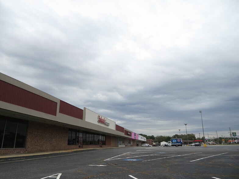 Primary Photo Of 906-946 Chesterfield Hwy, Cheraw General Retail For Lease