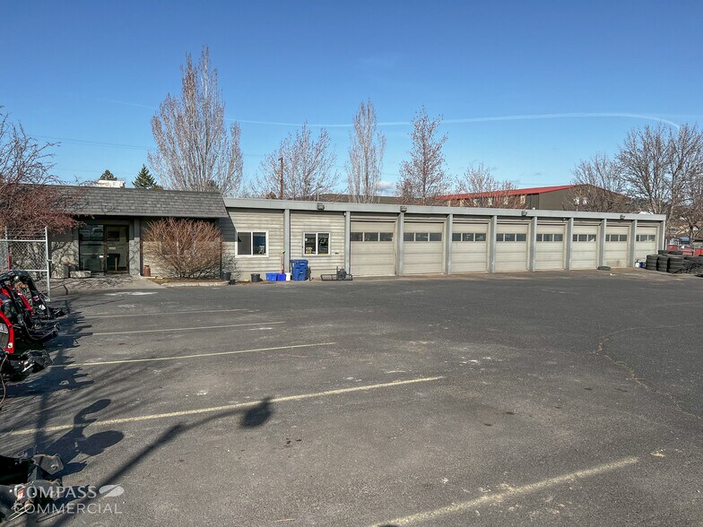 More Photos Of 100 NE Hawthorne Ave, Bend Flex For Lease