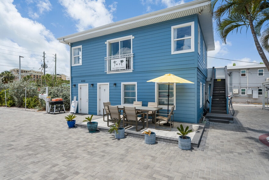 Primary Photo Of 602 Poinsettia Ave, Clearwater Beach Hotel For Sale
