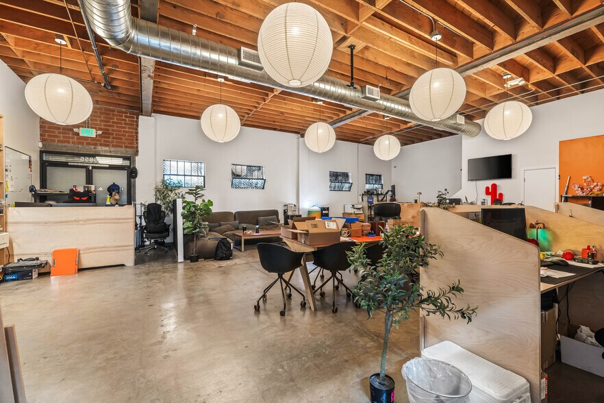 More Photos Of 1458 E 58th Pl, Los Angeles Showroom For Lease
