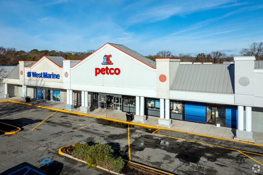 More Photos Of 367-425 N Service Rd, Patchogue General Retail For Lease
