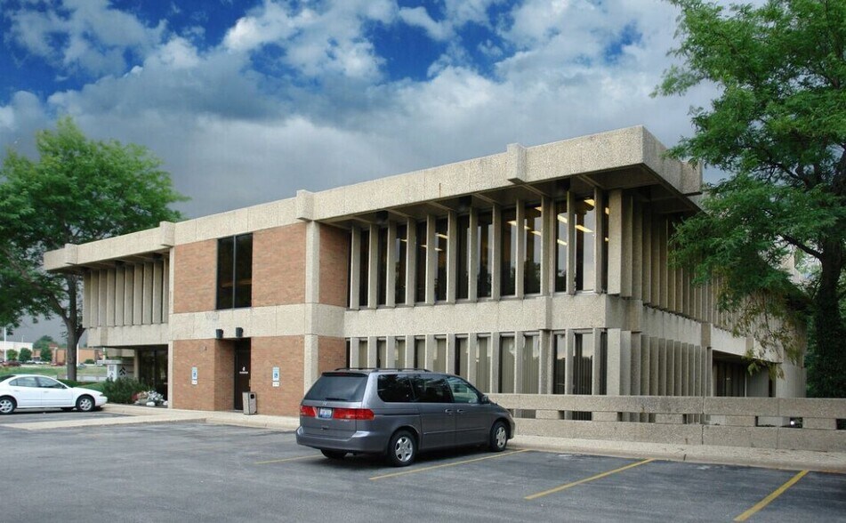 More Photos Of 4600 N Brandywine Dr, Peoria Bank For Lease