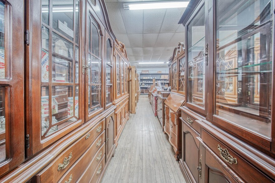 More Photos Of 105 E Walnut St, Houston Freestanding For Sale