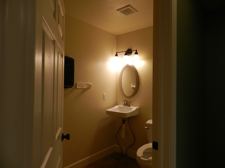 More Photos Of 1541 Ogden Rd, Montrose Medical For Lease