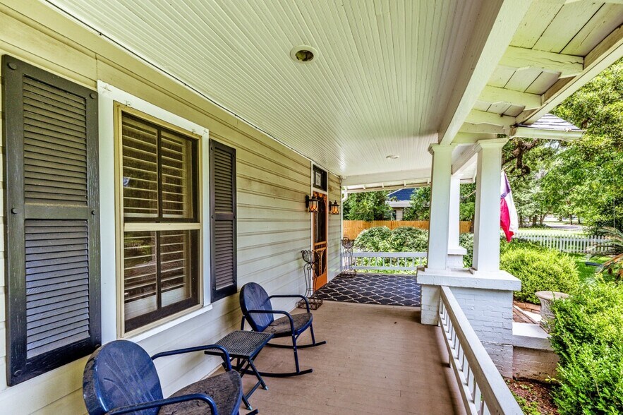 More Photos Of 455 Gibbs St, New Waverly Specialty For Sale