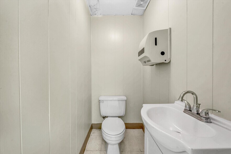 More Photos Of 1930 Braeburn Dr, Salem Medical For Sale