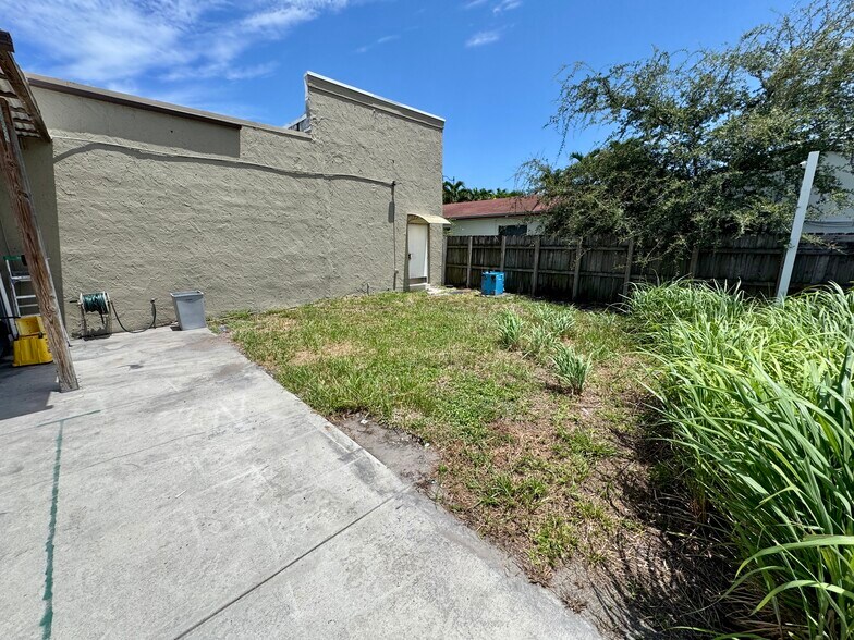 More Photos Of 1722 N Federal Hwy, Hollywood General Retail For Lease