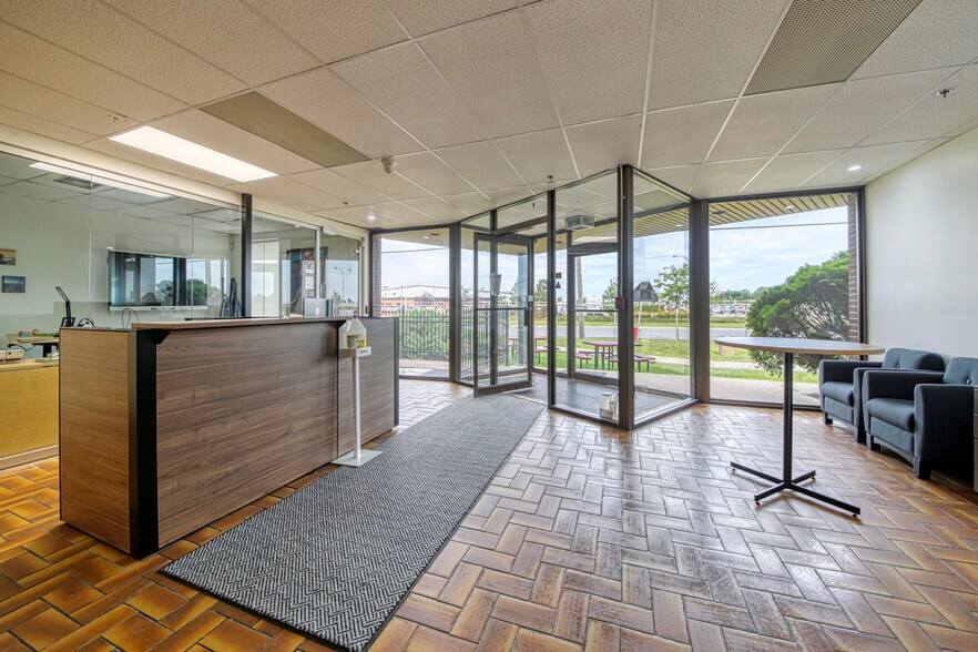 More Photos Of 1265-1325 Rue Industrielle, La Prairie Warehouse For Lease