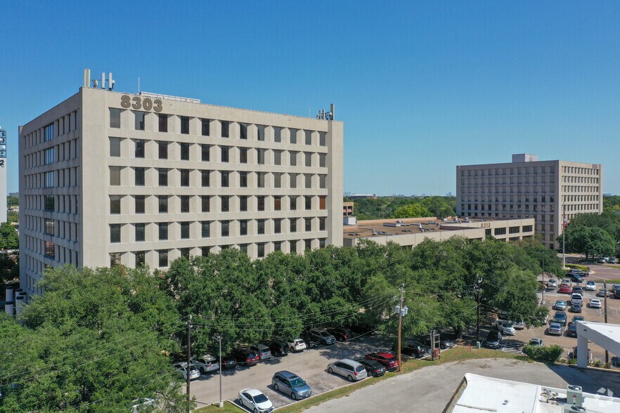 More Photos Of 8313 Southwest Fwy, Houston Unknown For Lease