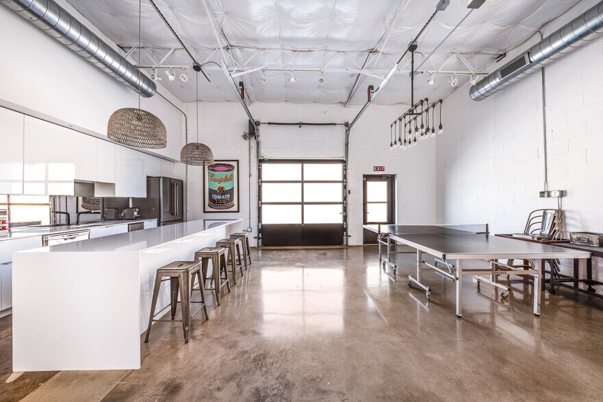 More Photos Of 2292 Vantage St, Dallas Showroom For Sale