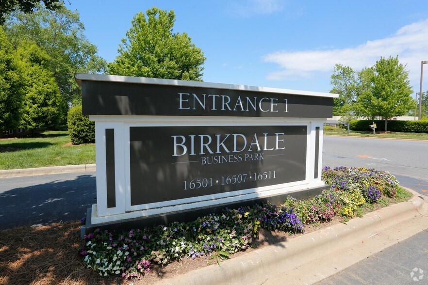 More Photos Of 16501 Northcross Dr, Huntersville Office For Lease