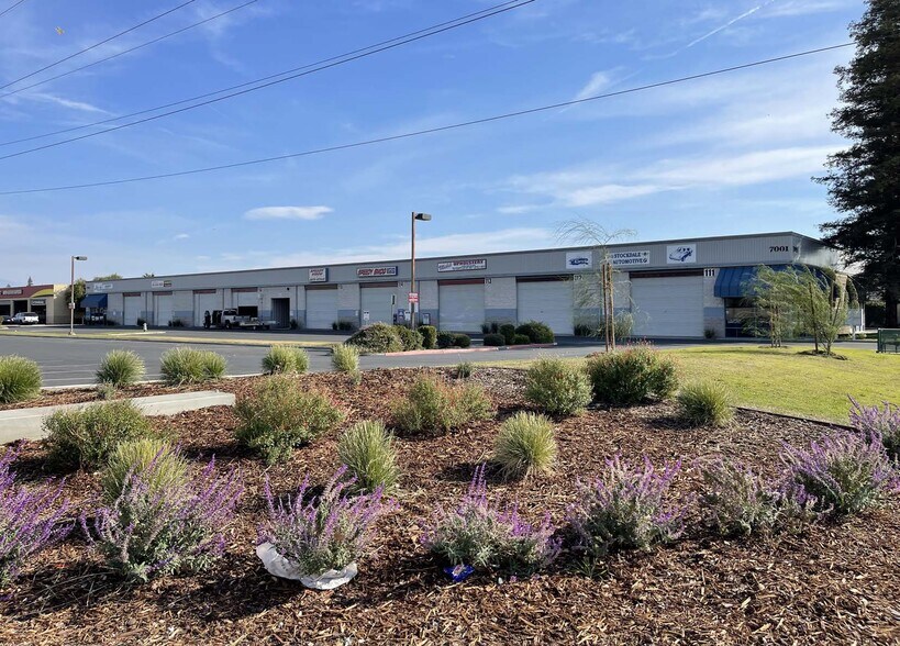 More Photos Of 7001 White Ln, Bakersfield Service For Lease