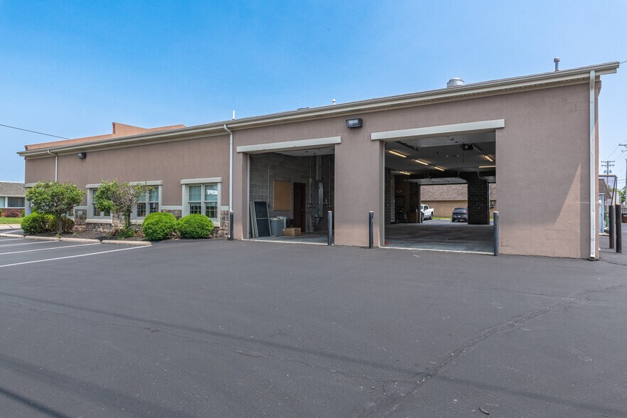 More Photos Of 869 W 2nd St, Xenia Showroom For Lease