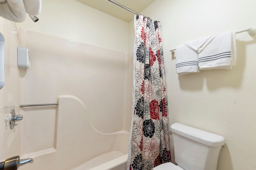 More Photos Of 3031 E Van Buren, Eureka Springs Hotel For Sale