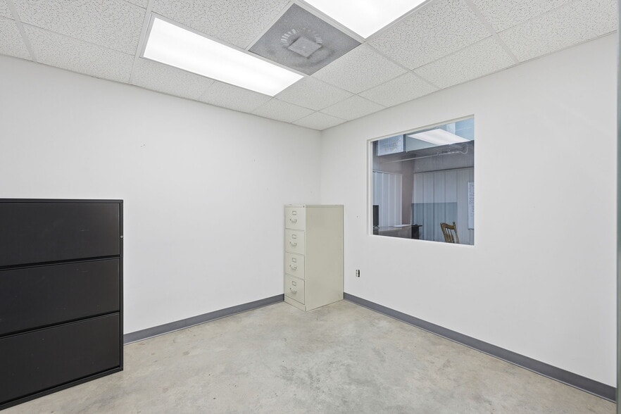 More Photos Of 3743 Old Flowery Branch Rd, Oakwood Warehouse For Lease