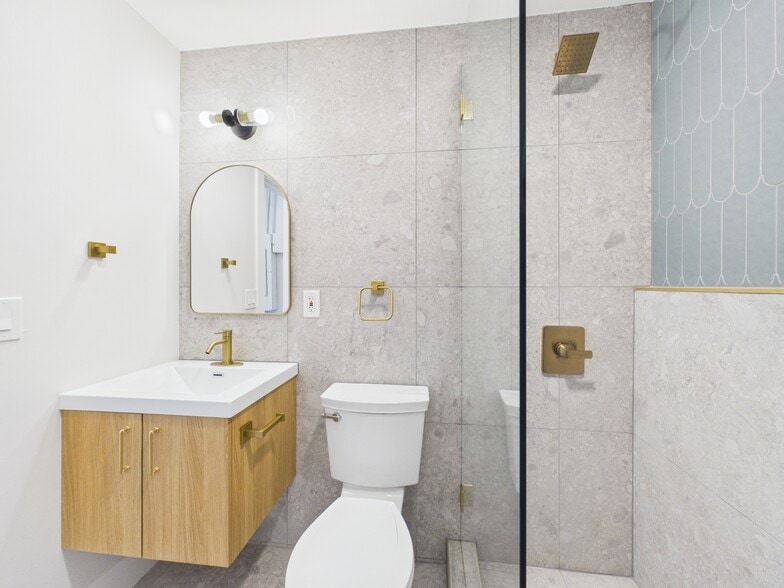 More Photos Of 6310 Ash Ave, Raytown Freestanding For Lease