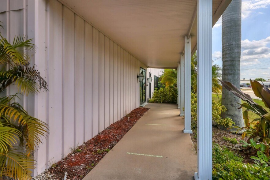 More Photos Of 2451 17th St, Sarasota Showroom For Sale
