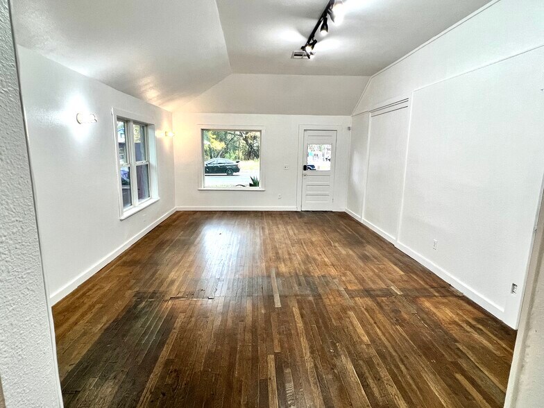 More Photos Of 1628 S 1st St, Austin Storefront Retail Residential For Sale