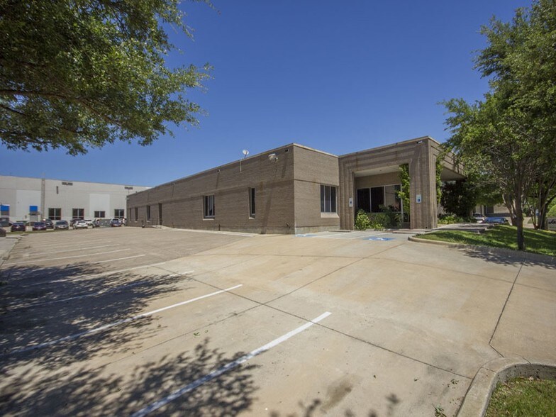 More Photos Of 4393 Sunbelt Dr, Addison Flex For Lease