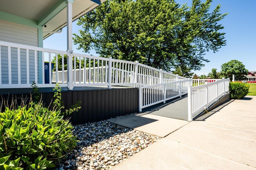 More Photos Of 2300 Pipestone Rd, Benton Harbor Office For Sale