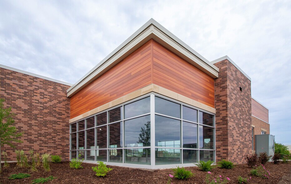 More Photos Of 350 Discovery Dr, Brookfield General Retail For Lease