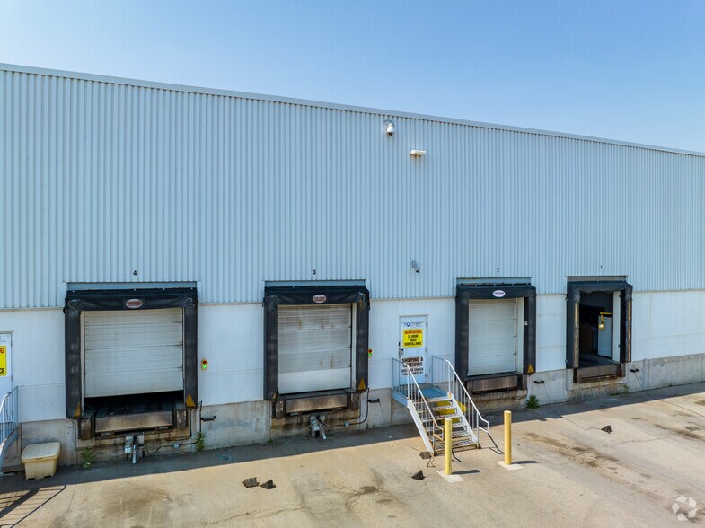 More Photos Of 2823 Bristol Cir, Oakville Warehouse For Lease