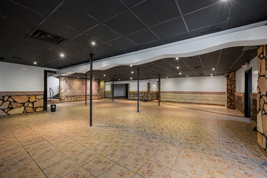 More Photos Of 754 W Cherry St, Glasgow Restaurant For Sale