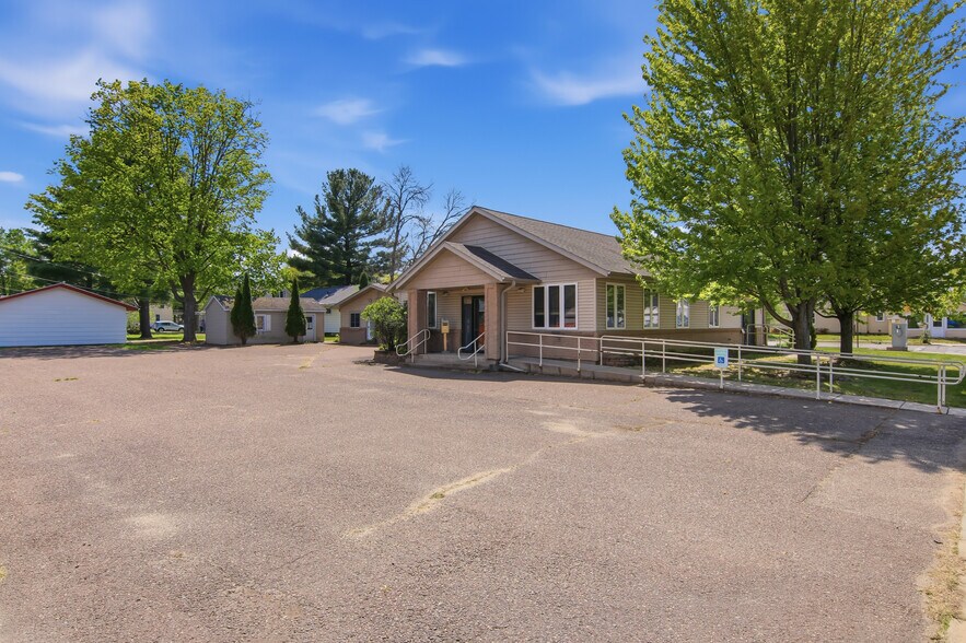 More Photos Of 2108 S Broadway St, Menomonie Office For Sale