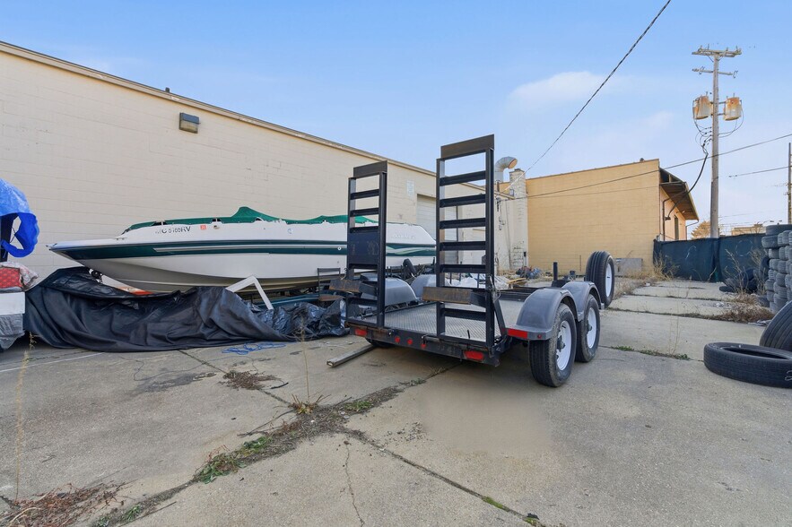 More Photos Of 6737 E Nine Mile Rd, Warren Warehouse For Lease