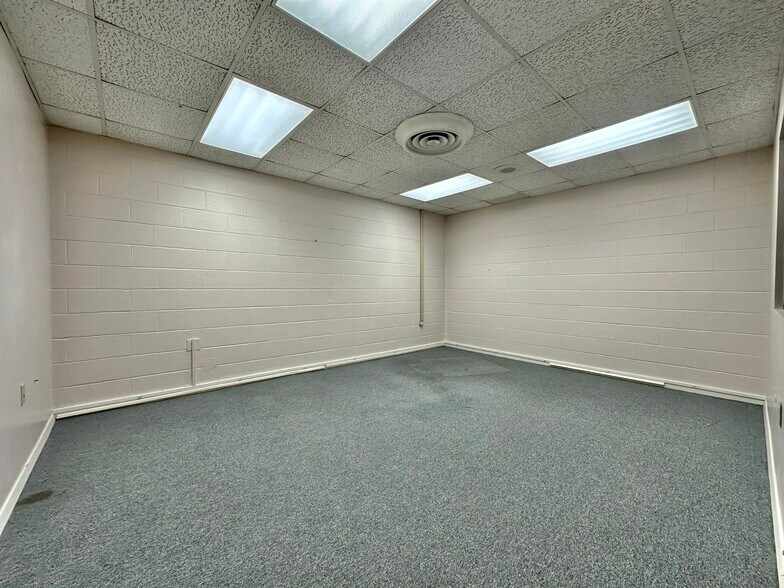 More Photos Of 8 Lester St, Martinsville General Retail For Sale