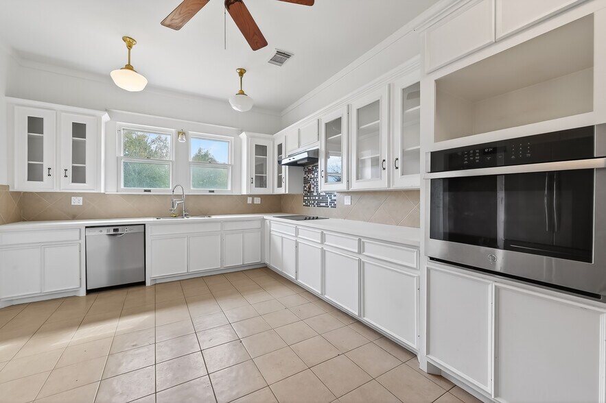 More Photos Of 38011 Spur 149 Rd, Magnolia Office Residential For Sale