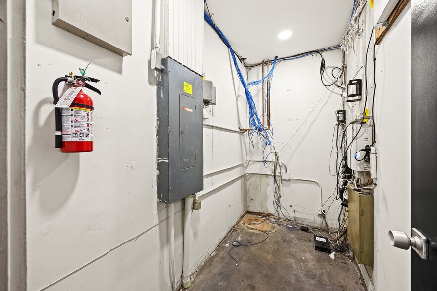 More Photos Of 2702 Saint Louis Ave, Signal Hill Warehouse For Lease