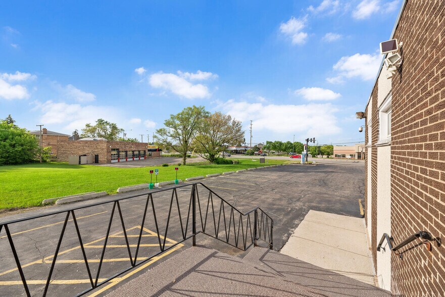 More Photos Of 1645 Irving Park Rd, Hanover Park Medical For Lease