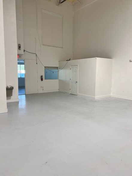 More Photos Of 6457 Hazeltine National Dr, Orlando Warehouse For Sale