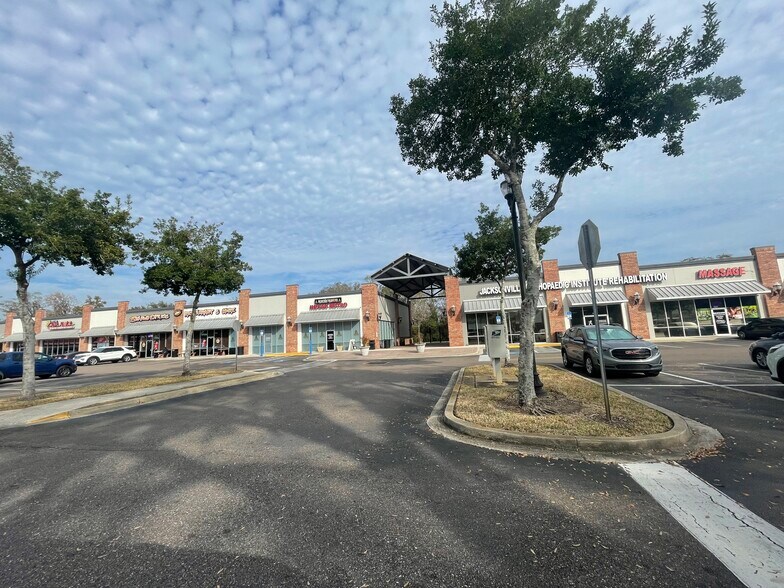 More Photos Of 12961 N Main St, Jacksonville Unknown For Lease