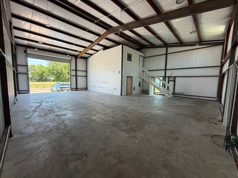 More Photos Of 4072 Old Lorena Rd, Lorena Light Manufacturing For Lease