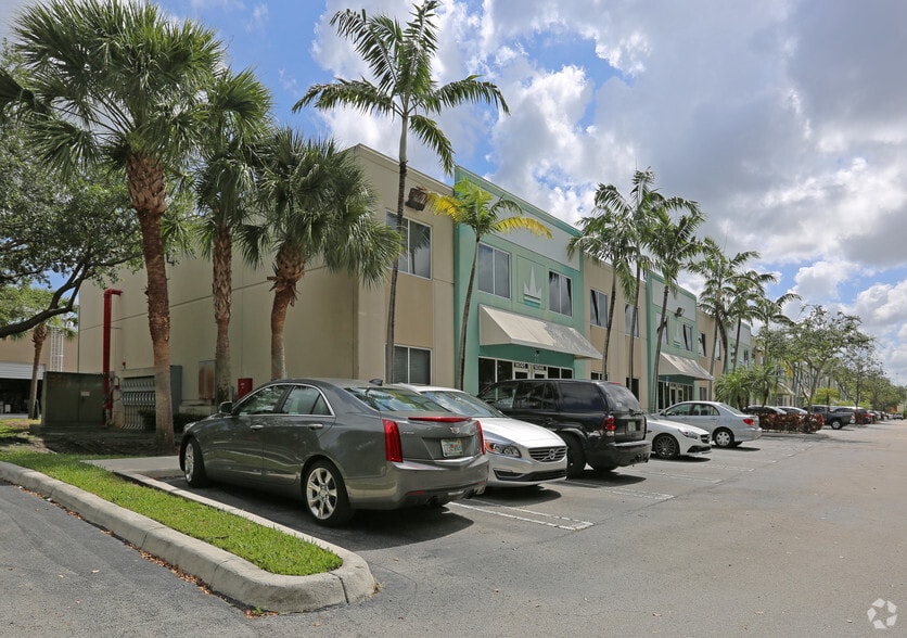 More Photos Of 14000-14046 NW 82nd Ave, Miami Lakes Light Distribution For Lease