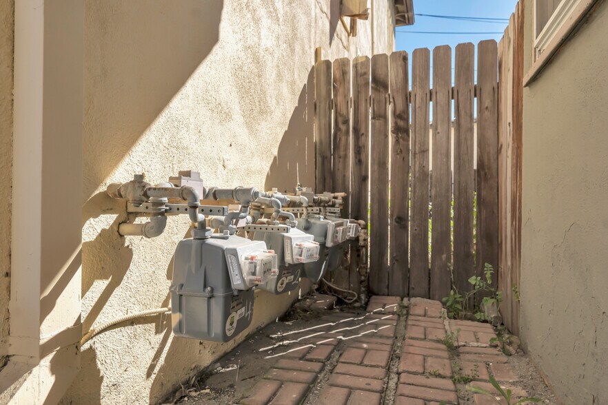 More Photos Of 11853 Hart St, North Hollywood Multifamily For Sale