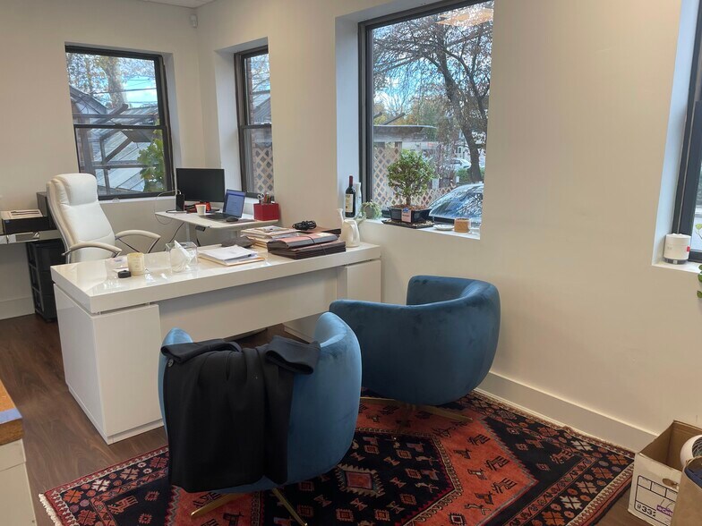 More Photos Of 19 Orchard St, Manhasset Office For Lease