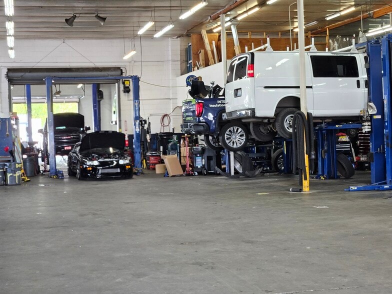 More Photos Of 6616 35th Ave NE, Marysville Auto Dealership For Lease