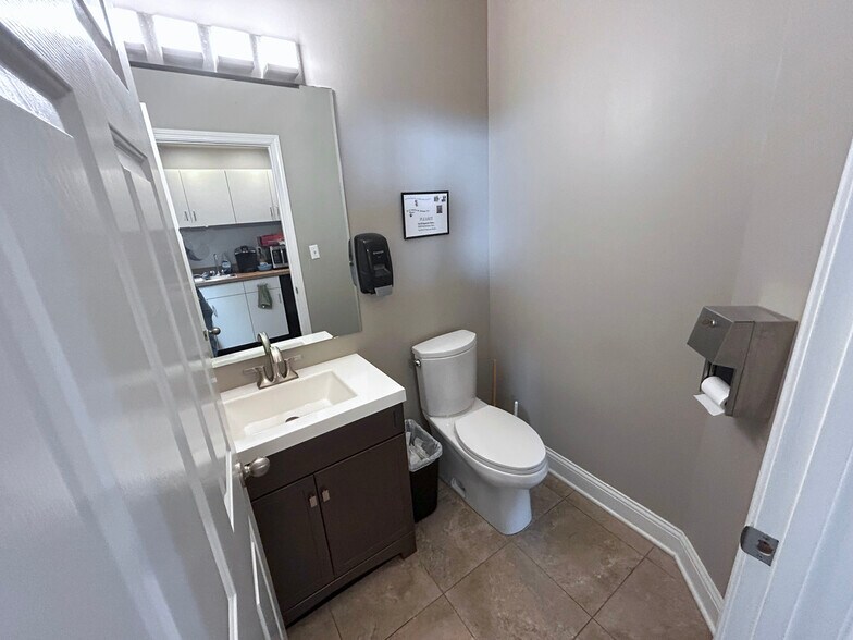 More Photos Of 1721 McIntosh Dr, Bowling Green Office For Sale