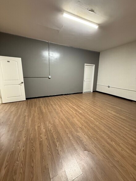More Photos Of 14529 Archwood St, Van Nuys Storefront Retail Office For Lease