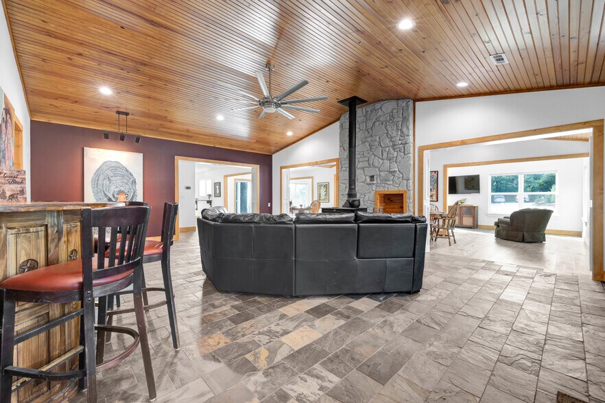 More Photos Of 21588 HWY 71, Winslow General Retail For Sale